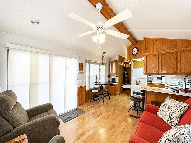 212 London Ave — Photo 3