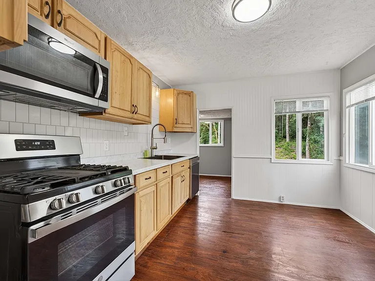 2401 NE Everett St — Photo 9