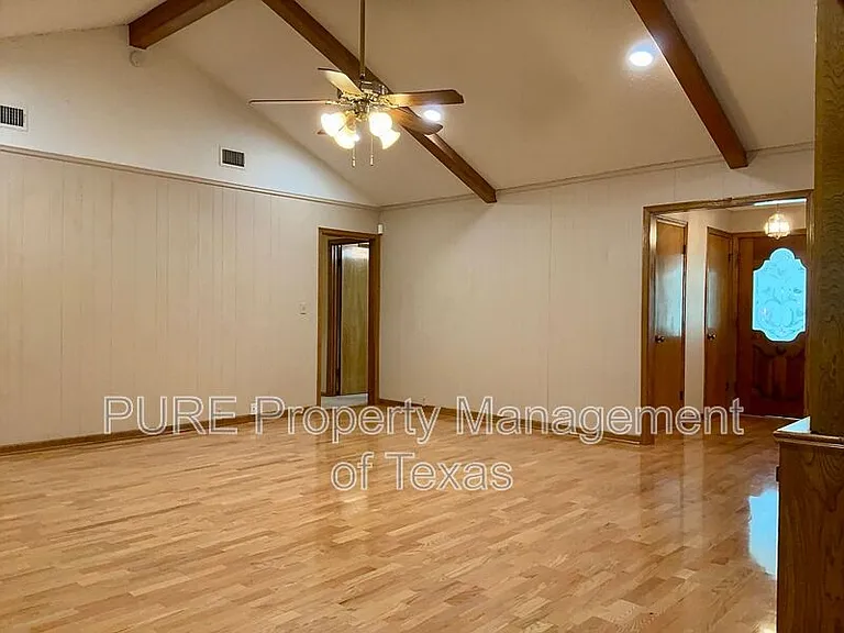 201 Oakwood Dr — Photo 4