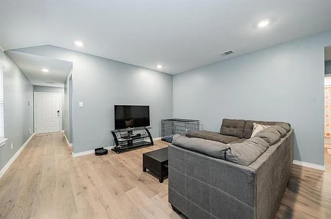 807 Sunrise Ln — Photo 3