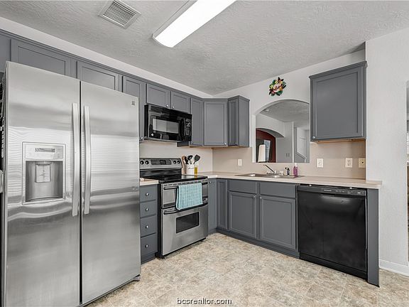 3rd image of 500 Nelson Ln