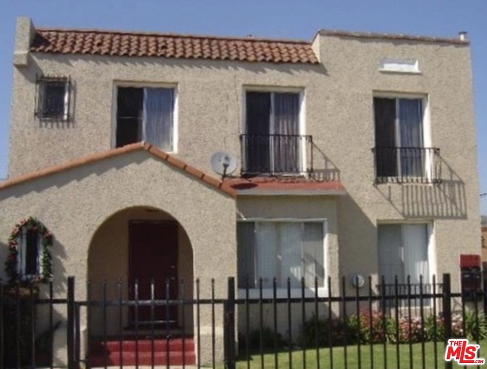 1st image of 115 W 41st Pl
