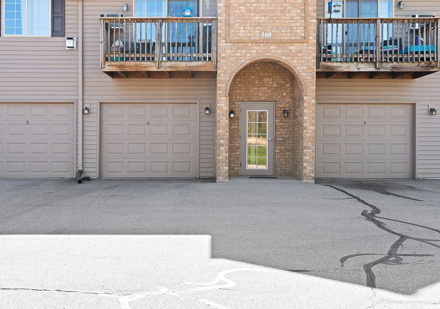 2 Bedroom 2 Bathroom Upper 1 Car Garage — Photo 1