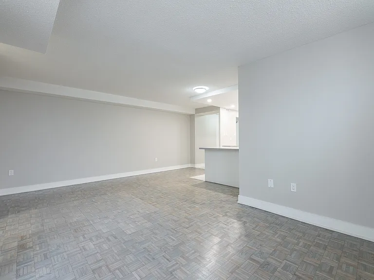 3575 Kaneff Cres — Photo 35
