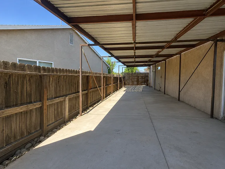 3290 N Vista Ave — Photo 23