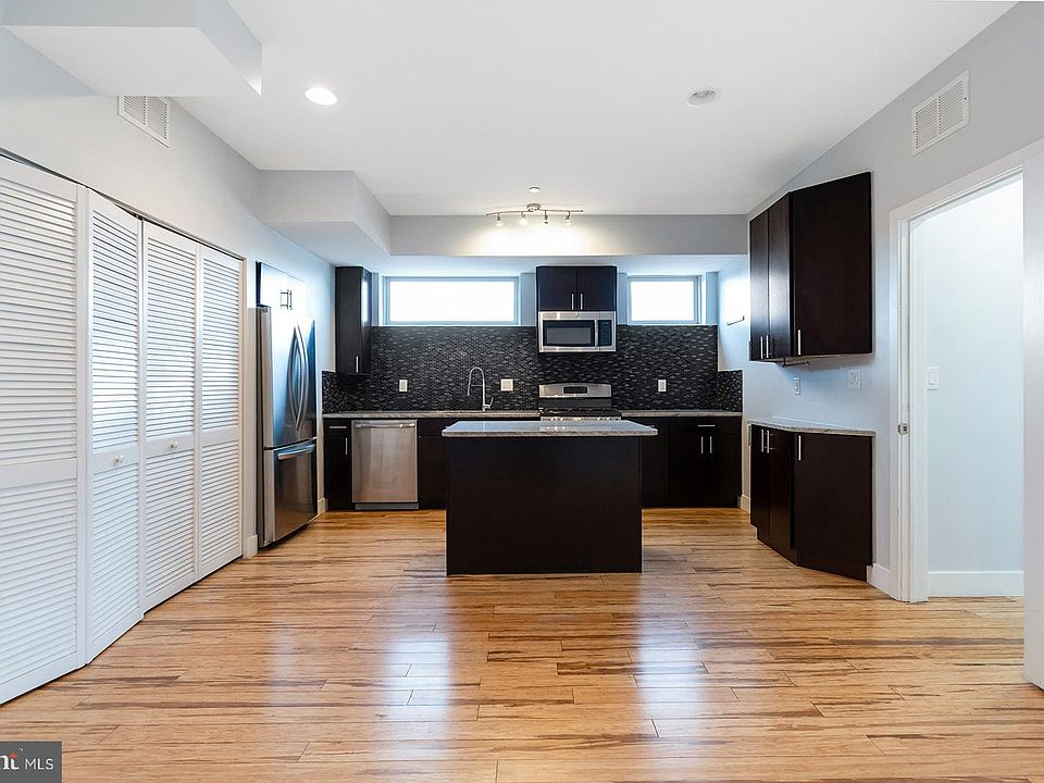 1st image of 900 N 16th St APT 3R