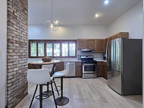4th image of 2745 N Summit AVENUE