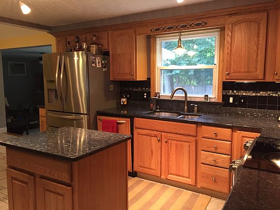 Kitchen w/ granite