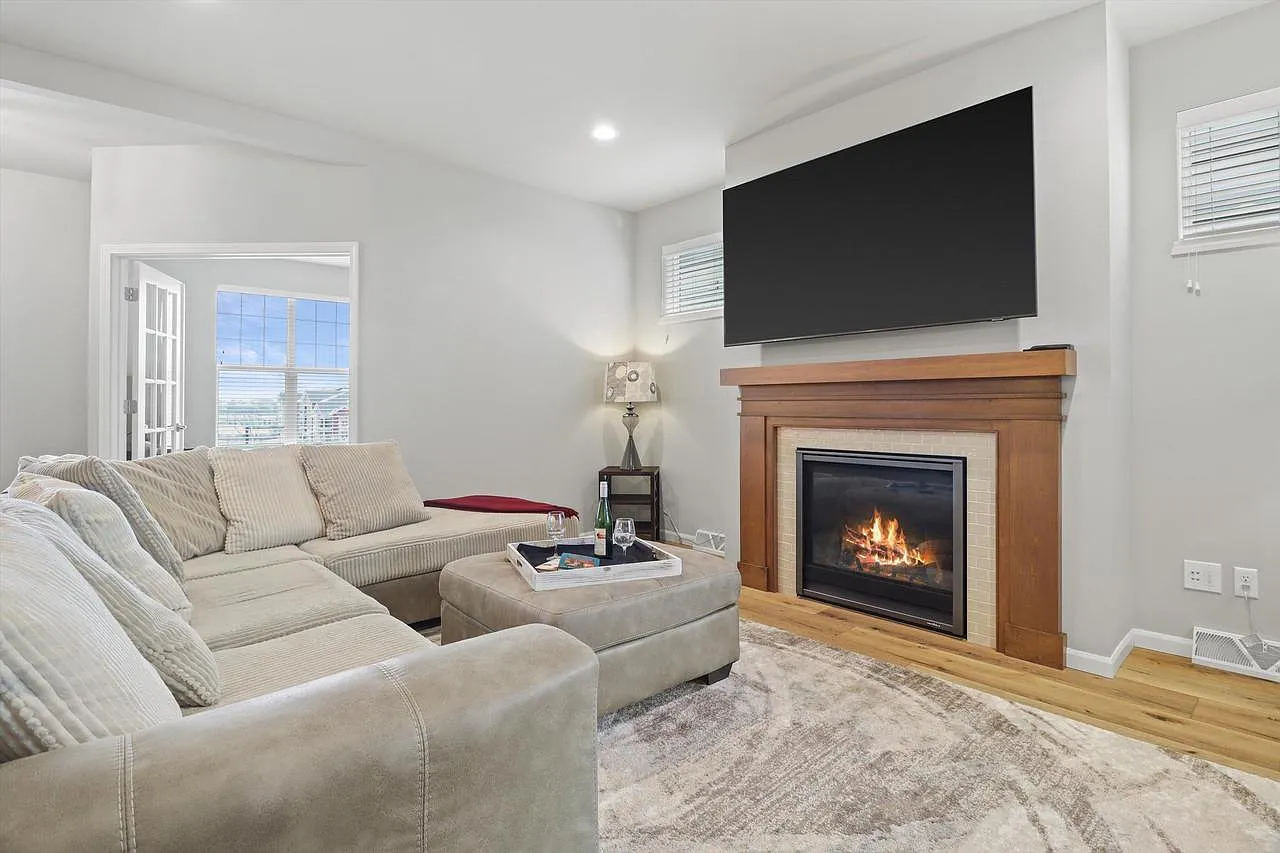3 bed, 1727 sqft, $3,000 — Photo 2