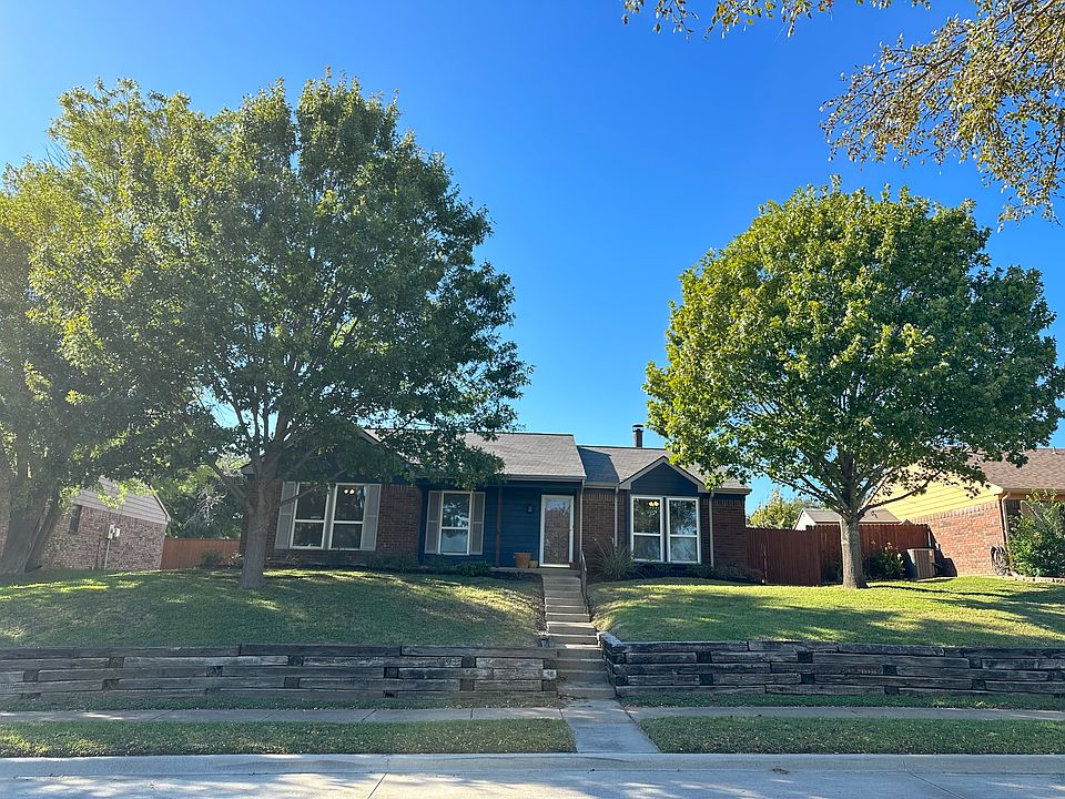 Front view with beautiful mature oak trees