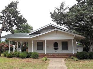 301 S Crockett St, Henrietta, TX 76365
