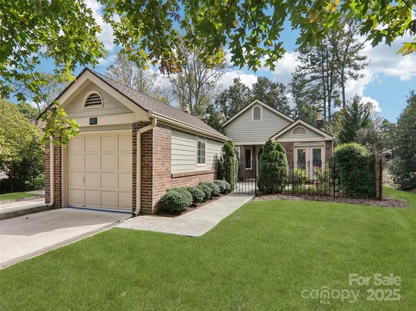 102 Glenbrook Dr, Hendersonville, NC 28739