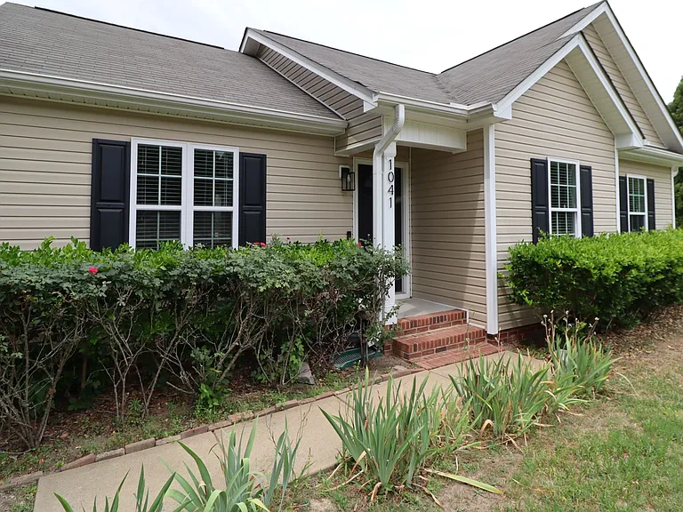 1041 Parkers Ridge Dr — Photo 2
