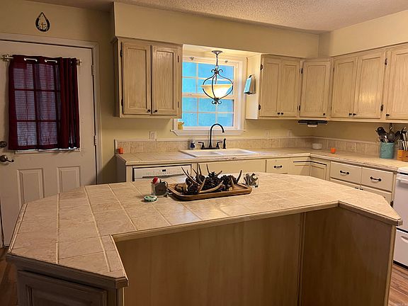 5th image of 904 W Dogwood Dr
