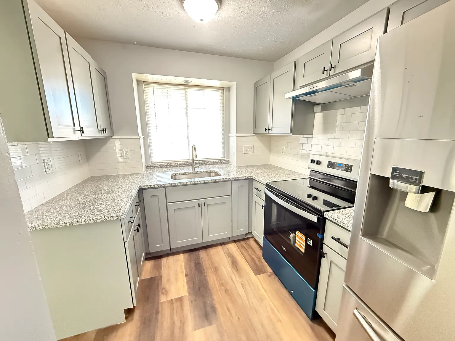3 bed, 1100 sqft, $2,300 — Photo 2