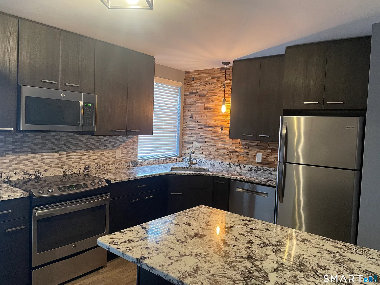 1 bed, 1.0 bath, 1160 sqft, $2,500 — Photo 2