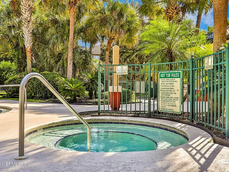 Pool hot tub