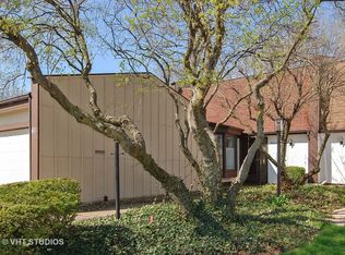 61 Briarwood Sq, Indian Head Park, IL 60525
