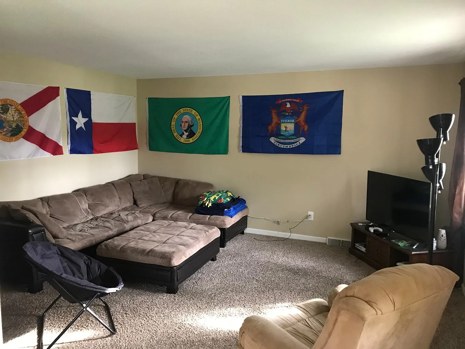 4 bed, 2000 sqft, $2,400 — Photo 1