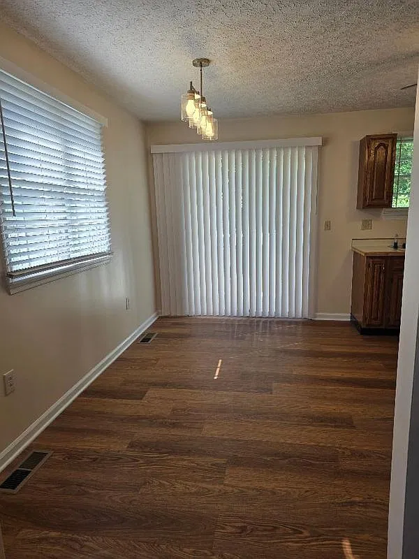2 bed, 1.5 bath, 1000 sqft, $1,200 — Photo 3