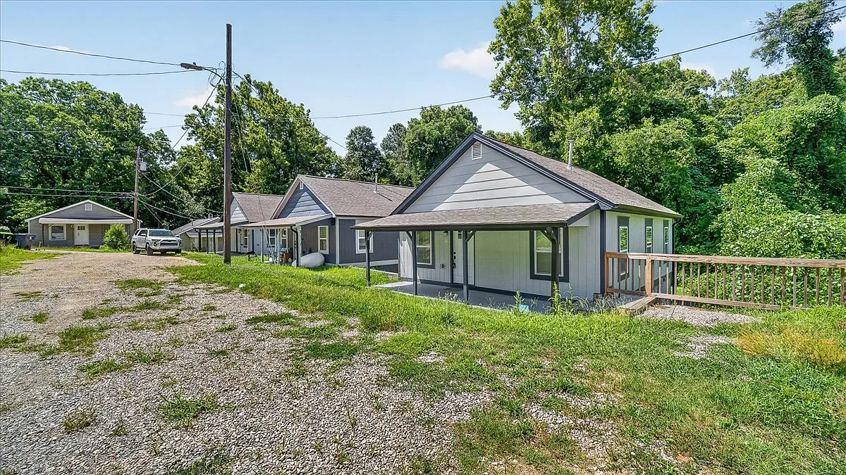 3 bed, 900 sqft, $1,225 — Photo 1