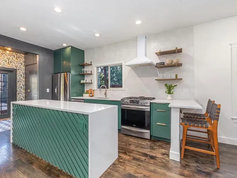 1222 E Franklin St — Photo 8