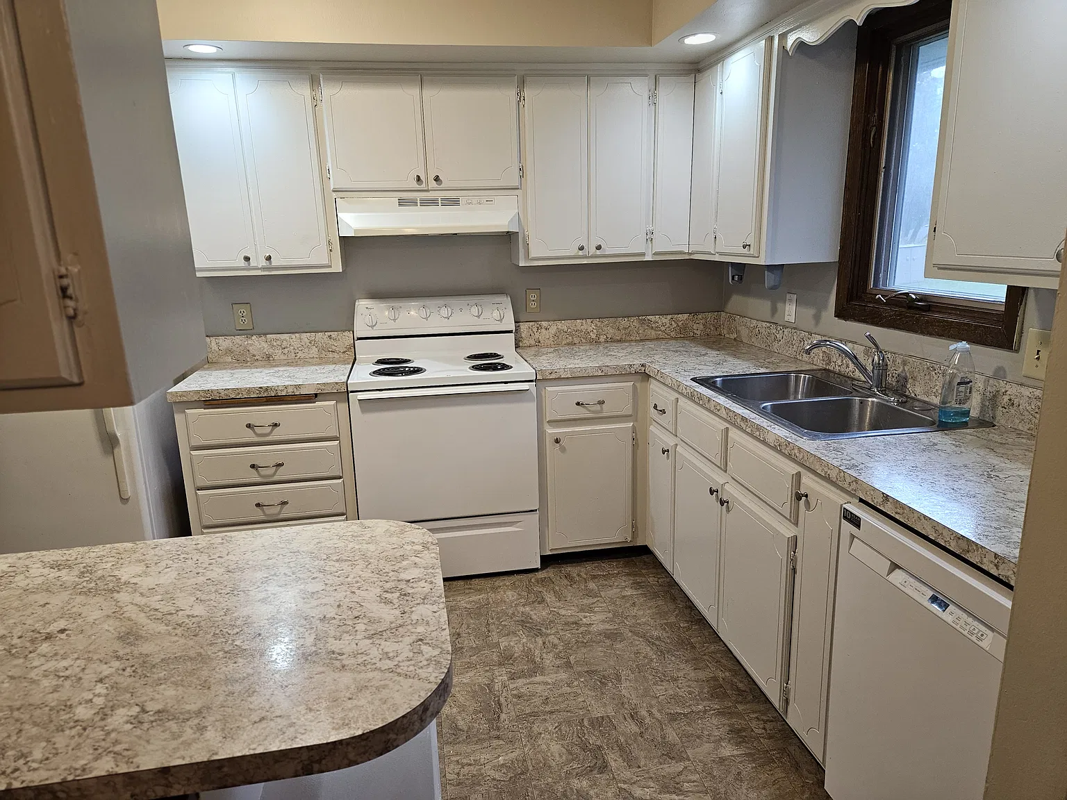 3 bed, 1200 sqft, $1,600 — Photo 2