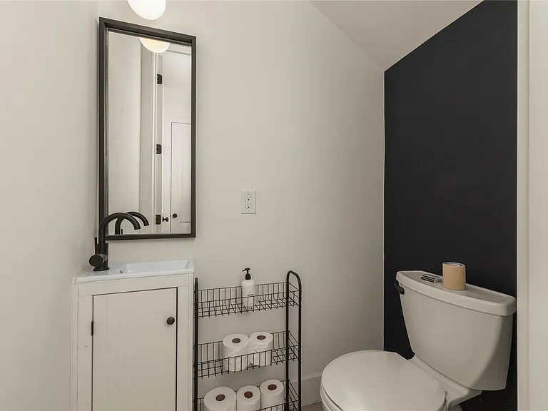 1129 Henninger St #B — Photo 11
