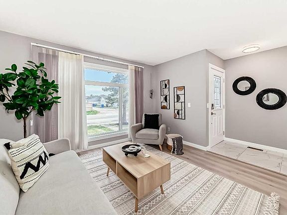 5th image of 7 SE Martinview Cres NE