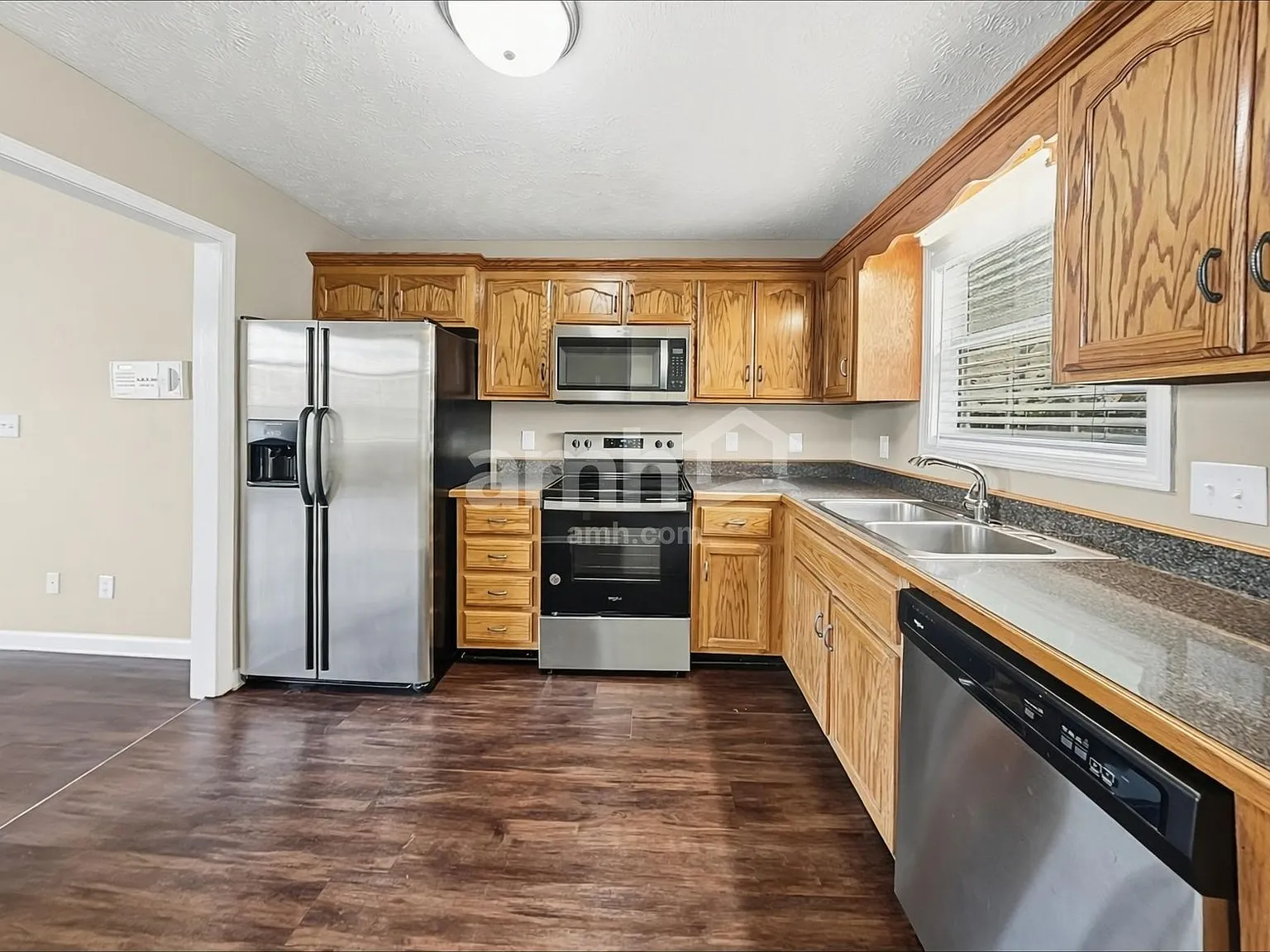3 bed, 2.0 bath, 1976 sqft, $1,960 — Photo 4
