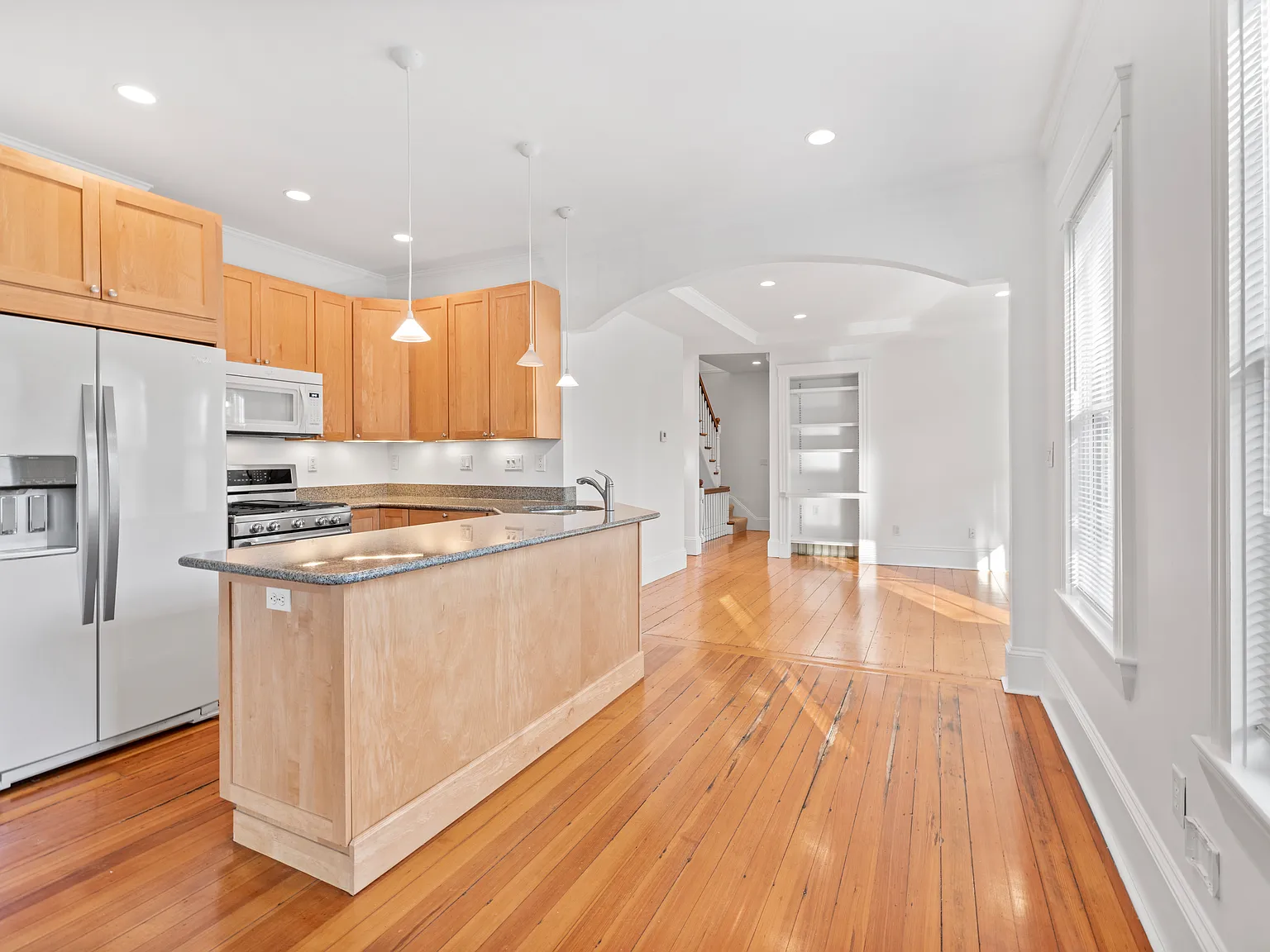 3 bed, 1000 sqft, $4,900 — Photo 1