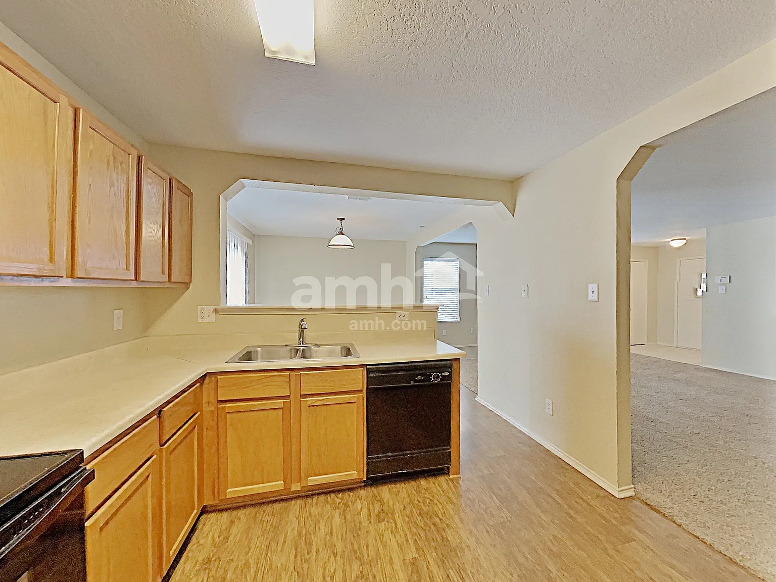 3 bed, 2.5 bath, 1812 sqft, $1,705 — Photo 3