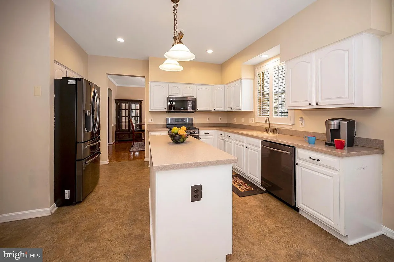 5 bed, 3996 sqft, $3,690 — Photo 4