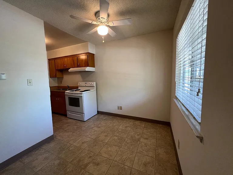 906 Nevada St — Photo 2