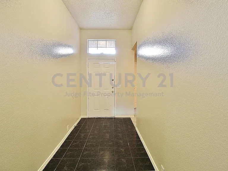 210 Ridgecrest Dr — Photo 2