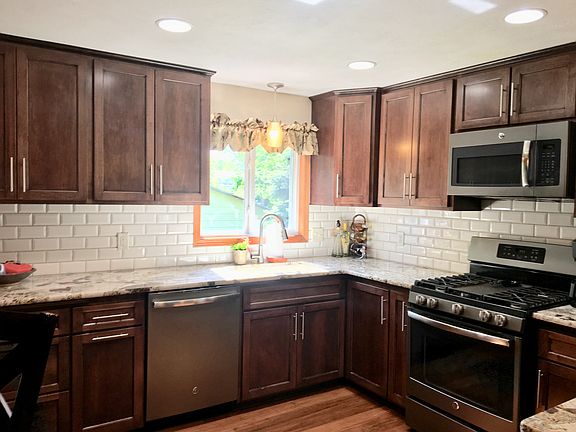 2nd image of 2426 Ash St