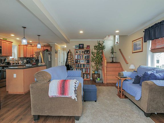 4th image of 17 E 10th St