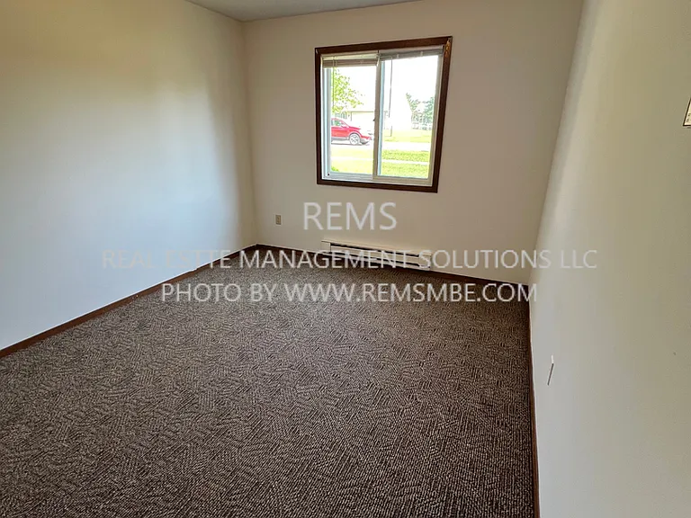 564 E Slifer St — Photo 3