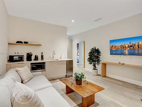 5th image of 229 SW 9th St #505