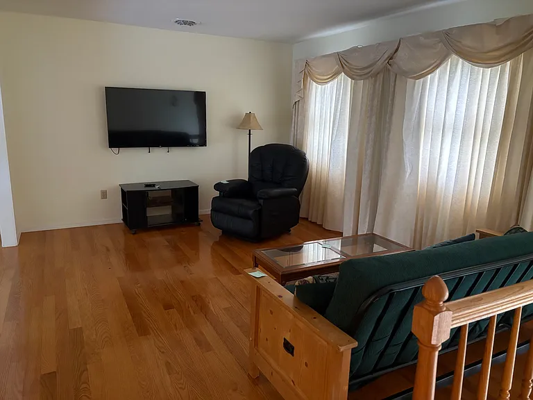 412 Canterbury Dr — Photo 3