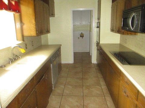 2nd image of 704 Lamar St