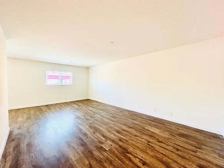 2504 Pacific Ave — Photo 3