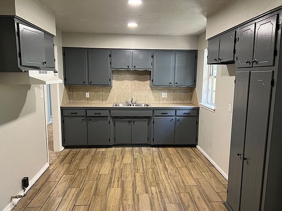 2nd image of 4340 Woodedge Dr