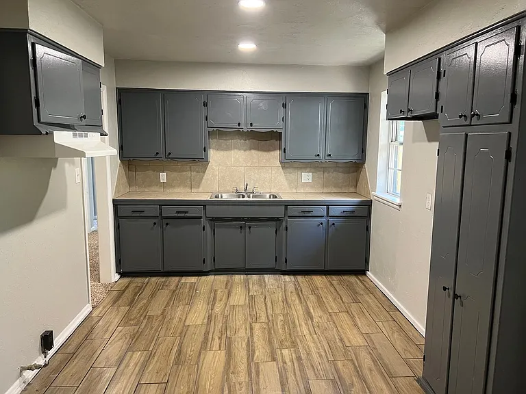 4340 Woodedge Dr — Photo 2