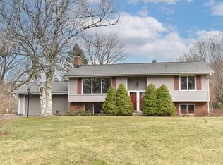 402 Vista View Dr, Cedarburg, WI 53012
