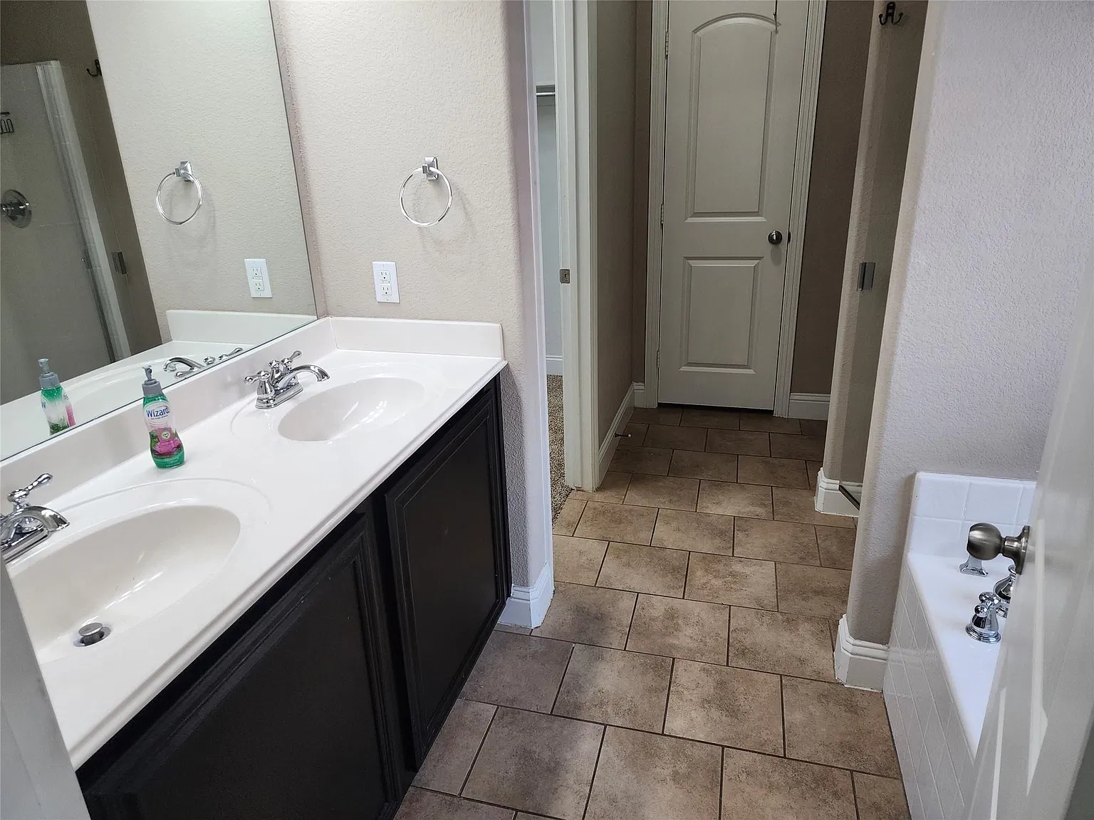 4 bed, 2062 sqft, $2,825 — Photo 2