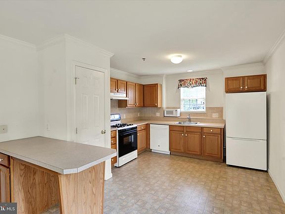 5th image of 170 Christine Dr