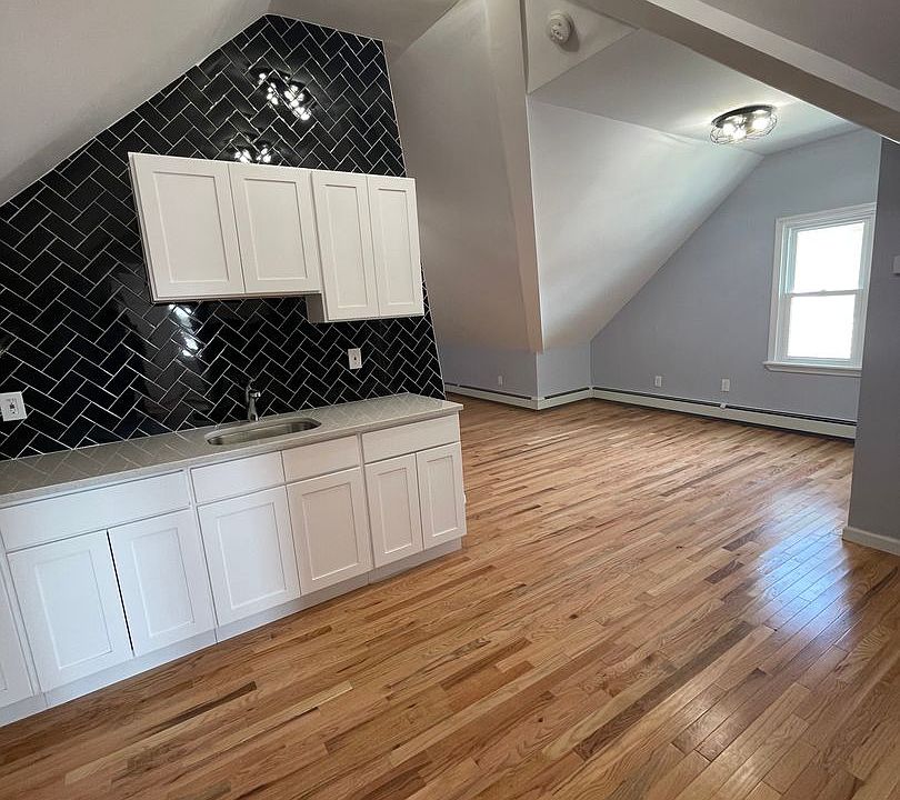 1st image of 159 Chapel St Floor 3