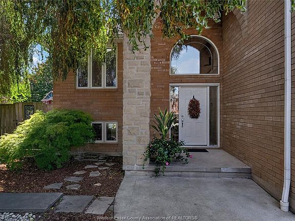 2nd image of 3162 Leisure Cres
