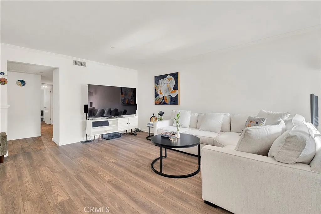 2 bed, 1033 sqft, $2,795 — Photo 2